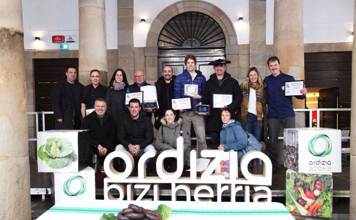 Los premiados posan junto a los organizadores y los miembros del jurado. 