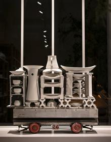 Imagen secundaria 2 - Exterior de la tienda y algunos de los elementos, como las vagonetas, que se expondrán.