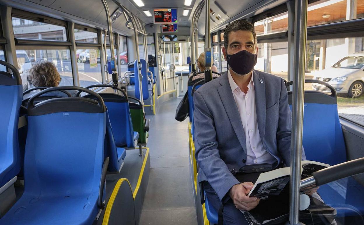 El alcalde de San Sebastián, Eneko Goia, en un Donosti Bus.