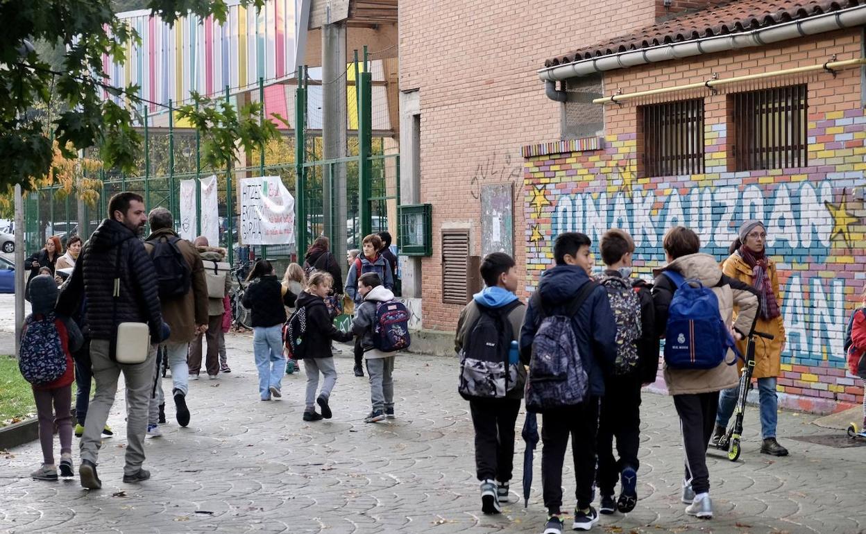 En la entrada al colegio Amara Berri se notaba que era un día con menor afluencia .
