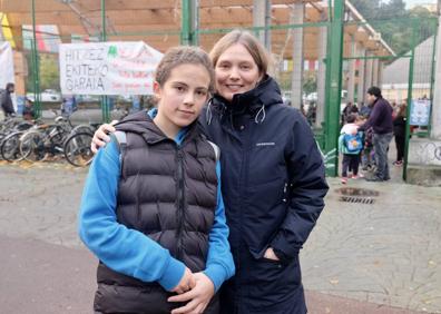 Imagen secundaria 1 - Elena Levhku, con su hijo. June Andersen con su hija. Albert Ros.