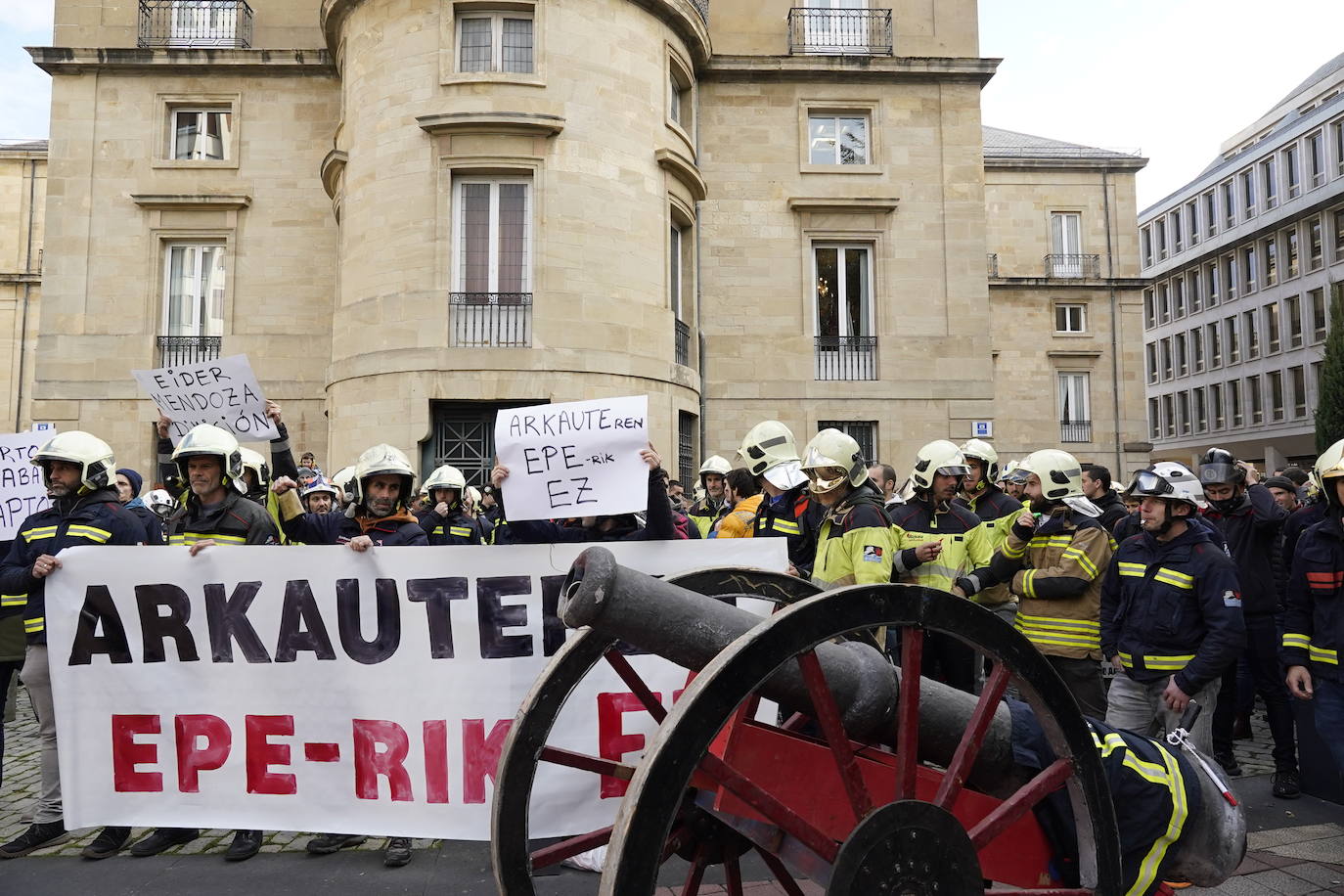 Fotos: Los bomberos vascos comienzan a movilizarse por «el desastre» de la OPE unificada