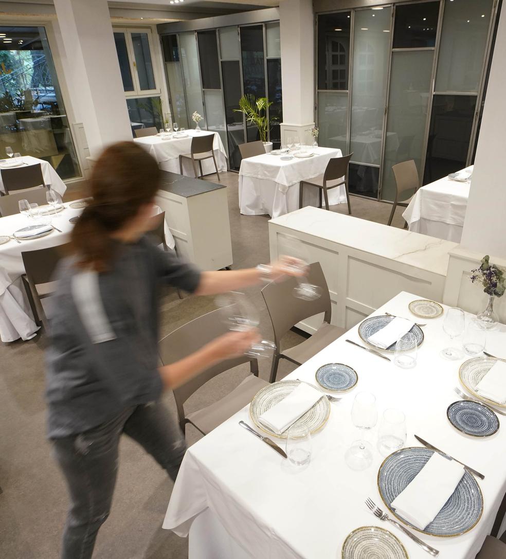 Una camarera prepara una mesa en un restaurante de Lasarte-Oria. 