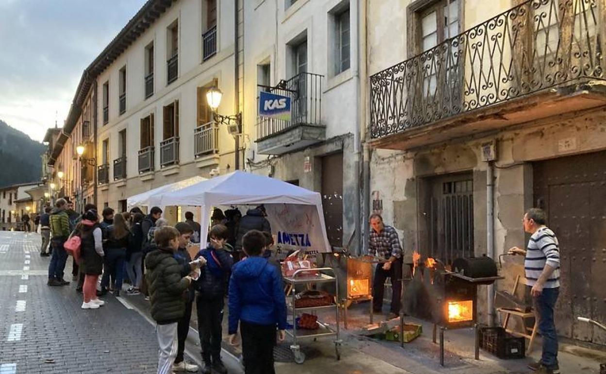 Solidaridad: Alumnos de Arizmendi Ikastola han vendido 180 kilos de castañas en Arrasate, Aretxabaleta y Eskoriatza para ayudar al centro de Hiriburu