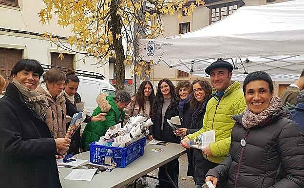 Imagen principal - Solidaridad: Alumnos de Arizmendi Ikastola han vendido 180 kilos de castañas en Arrasate, Aretxabaleta y Eskoriatza para ayudar al centro de Hiriburu
