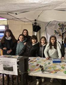 Imagen secundaria 2 - Solidaridad: Alumnos de Arizmendi Ikastola han vendido 180 kilos de castañas en Arrasate, Aretxabaleta y Eskoriatza para ayudar al centro de Hiriburu
