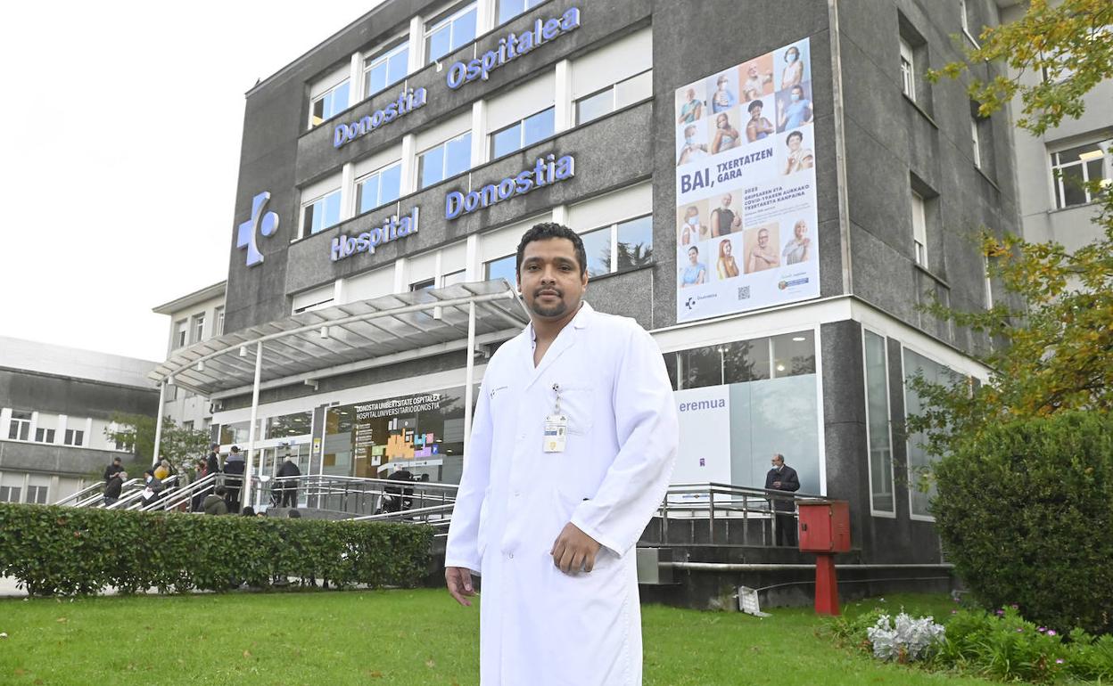 Luis Barrios posa frente al Hospital Donostia, donde actualmente ejerce como radiólogo residente. 