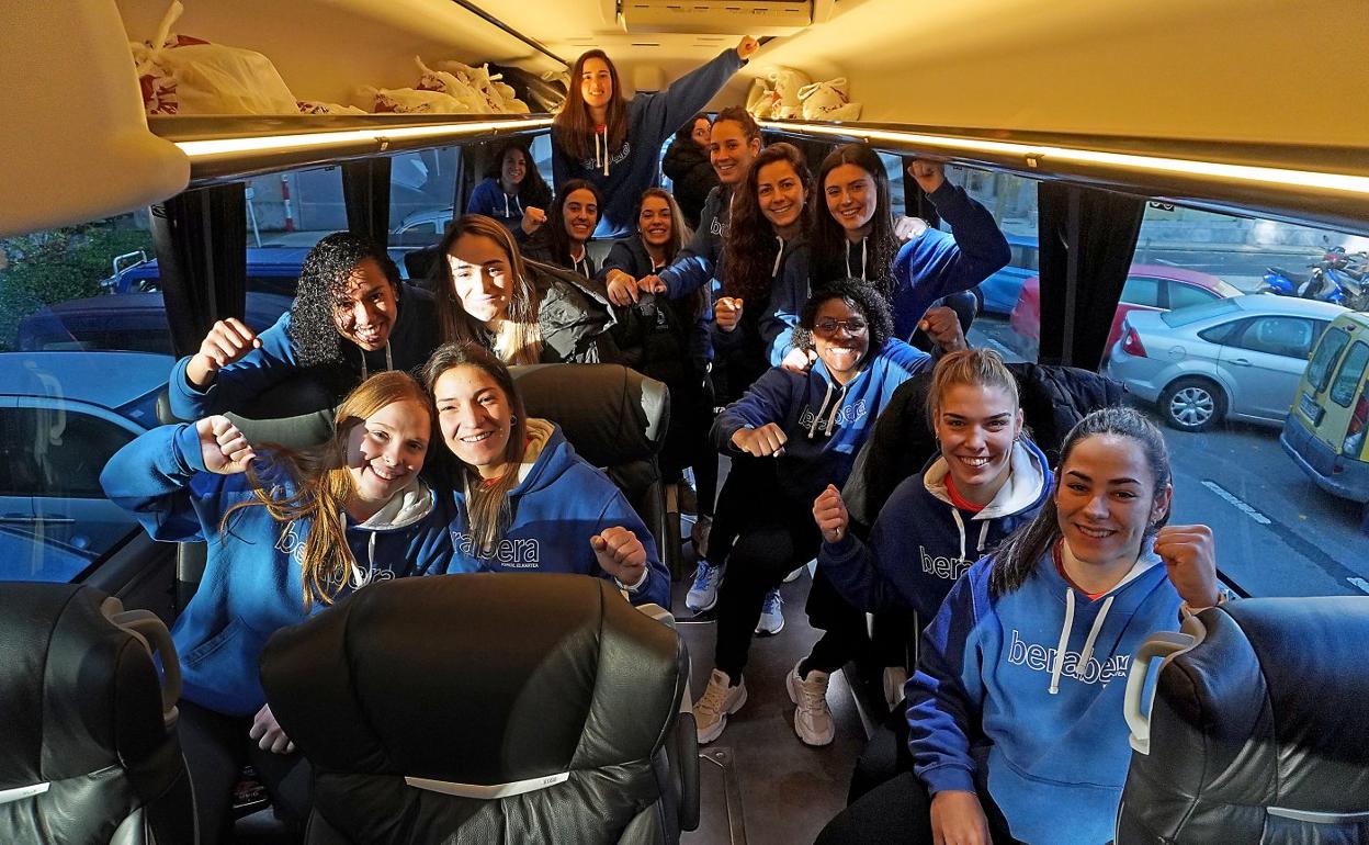 Las jugadoras posan sonrientes en el autobús que les llevó desde Bidebieta hasta Burdeos. 