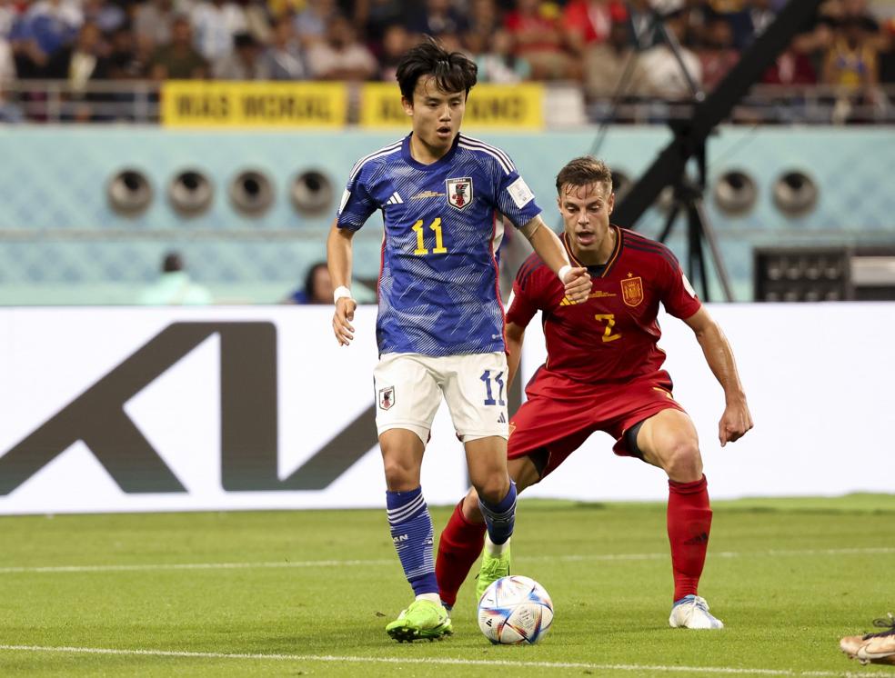 Take Kubo controla el balón ante el marcahe de Azpilicueta. 