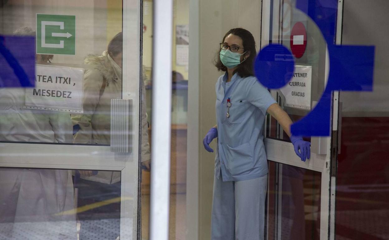 Una enfermera abre la puerta a un paciente en el Ambulatorio de Gros