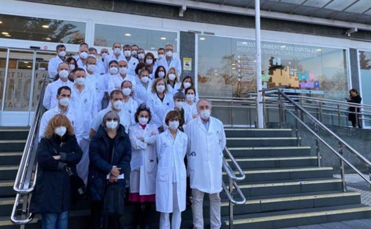 Jefes de servicio del Hospital Universitario Donostia y supervisores de la OSI Donostialdea se han concentrado en señal de protesta.