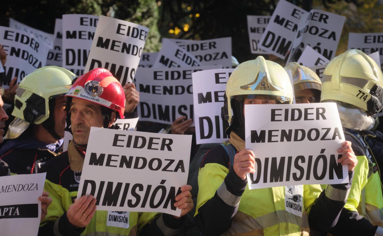 Los manifestantes han pedido la dimisión de la diputada Eider Mendoza.