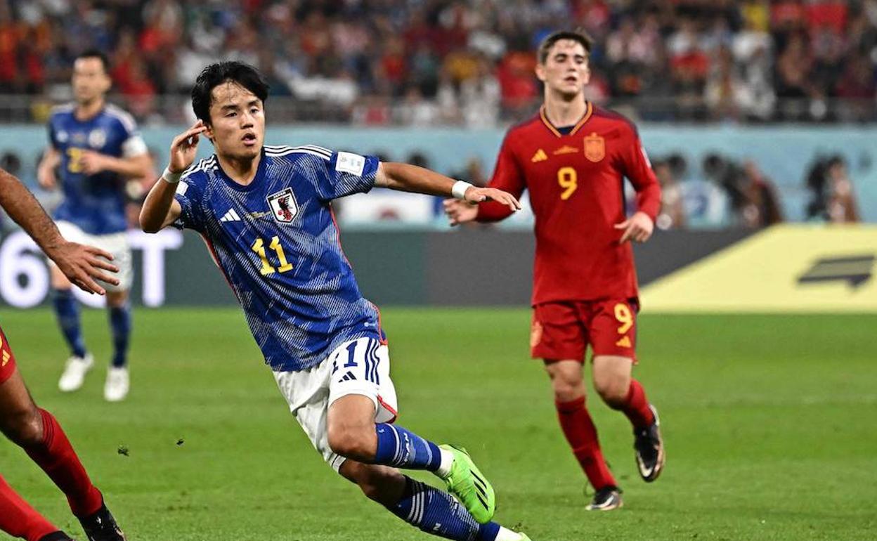 Kubo, y al fondo, Gavi, en el Japón-España del Mundial.