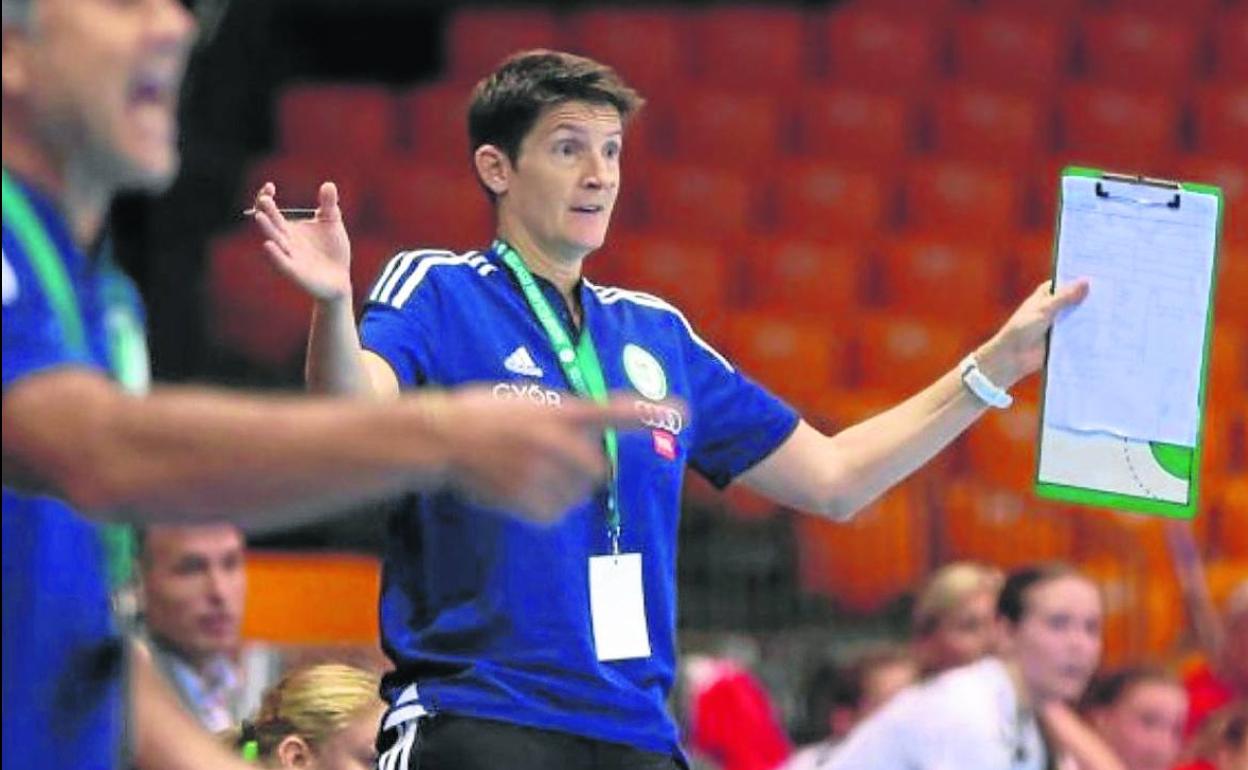 Tervel da instrucciones durante un partido de su equipo.