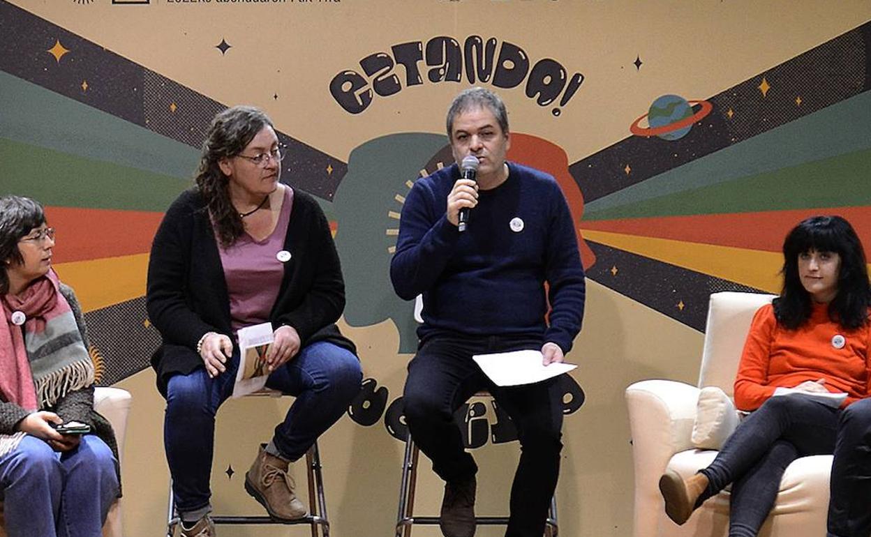 Beñat Gaztelurrutia, mikroa eskuan duela hizketan, zenbait gunetako arduradunekin batera.