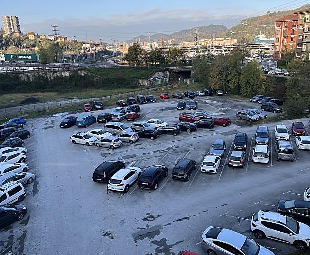 La parcela de terreno conocida como Arraitoki, que se utiliza como aparcamiento provisional.