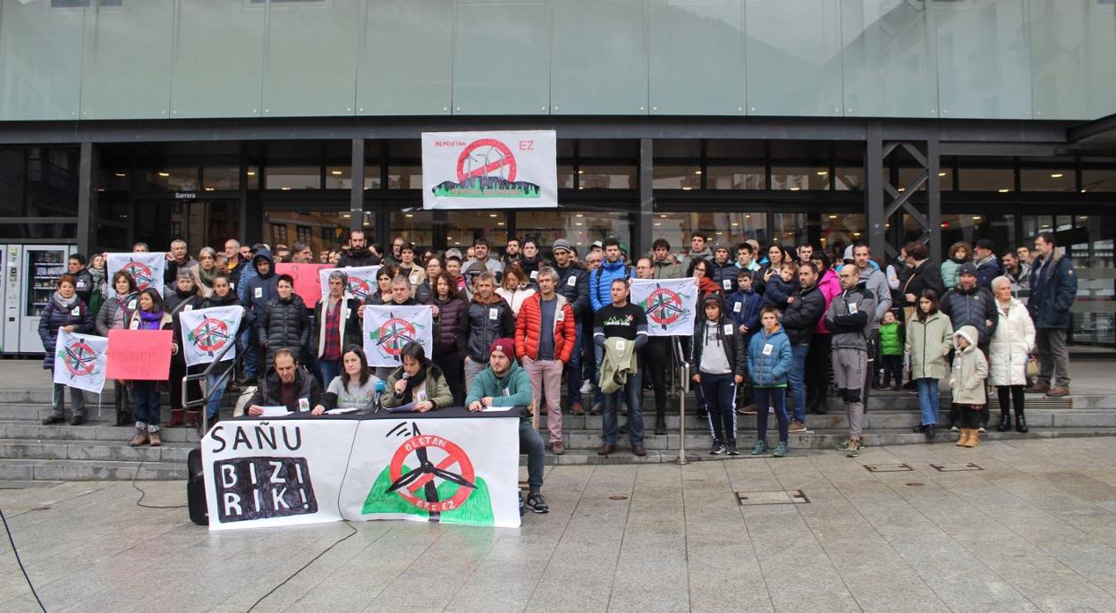 Comparecencia ayer frente a la Plaza del Mercado, en Azpeitia. 
