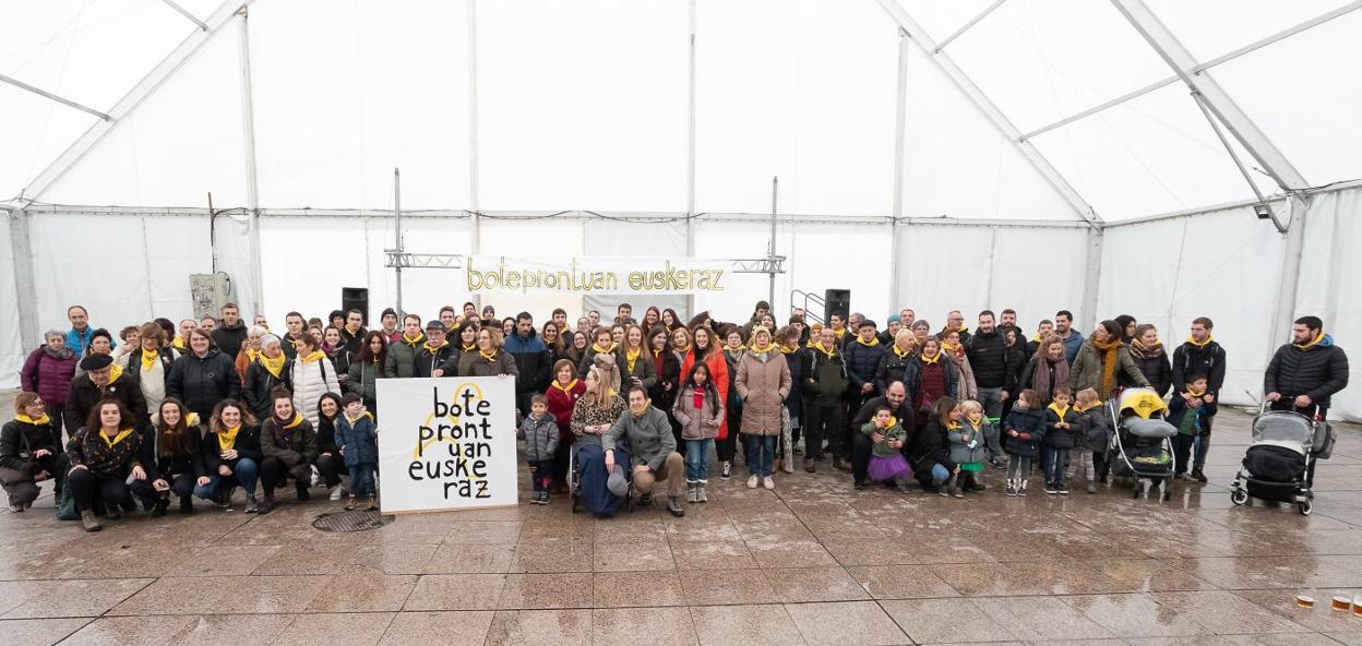 El colectivo Boteprontuan Euskeraz fue el organizador del Día del Euskera, junto con Akebai y Bizimina, que celebraron una comida en la carpa instalada en Unzaga. 