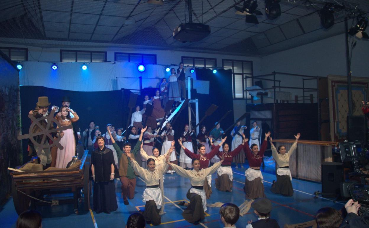 La compañía se vistió de gala para ofrecer la primera muestra del musical abierta al público. 