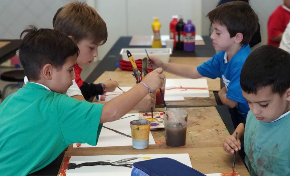 Eraingo ikasleak Arte klase batean. 