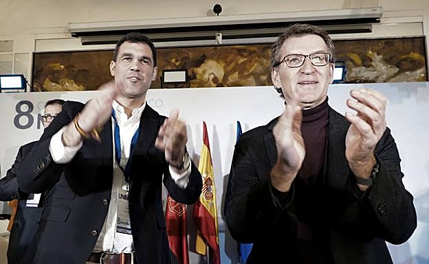 Javier García y Núñez Feijóo tras la elección del primero esta mañana como presidente del PP de Navarra. 