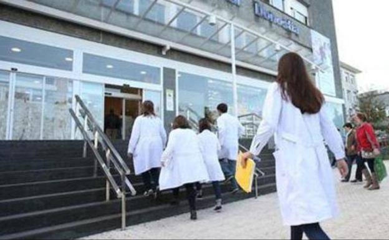 Varios sanitarios a la entrada del Hospital Donostia. 