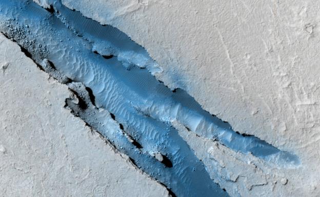 Imagen de fisuras Cerberus Fossae tomada por la cámara HiRISE del Mars Reconnaissance Orbiter. 