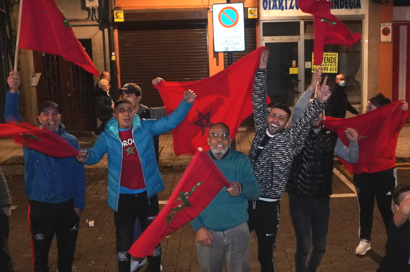 Fotos: Aficionados marroquíes afincados en Gipuzkoa festejan el pase a cuartos de final del Mundial de Qatar