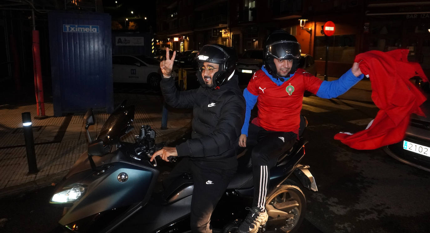 Fotos: Aficionados marroquíes afincados en Gipuzkoa festejan el pase a cuartos de final del Mundial de Qatar