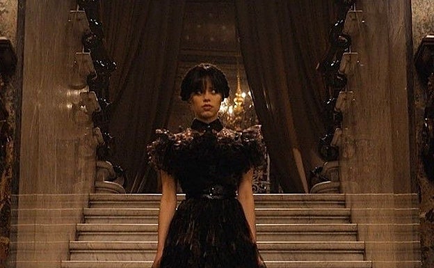 Miércoles con vestido de volantes y transparencias.