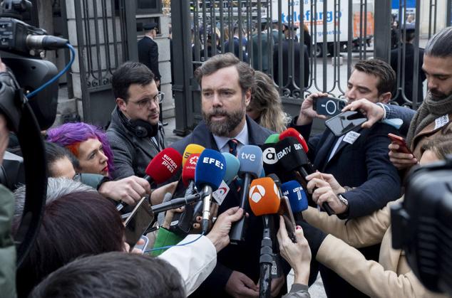 Iván Espinosa de los Monteros, portavoz en el Congreso de Vox, atiende a los medios antes del acto, al que la formación de Santiago Abascal no asistió después.