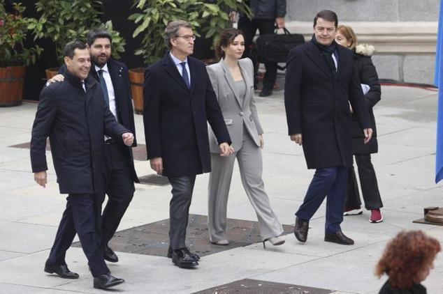 Alberto Núñez Feijóo llega al acto junto a los presidentes autonómicos del PP.