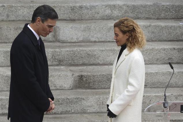 Sánchez y Batet, conversan durante el acto.