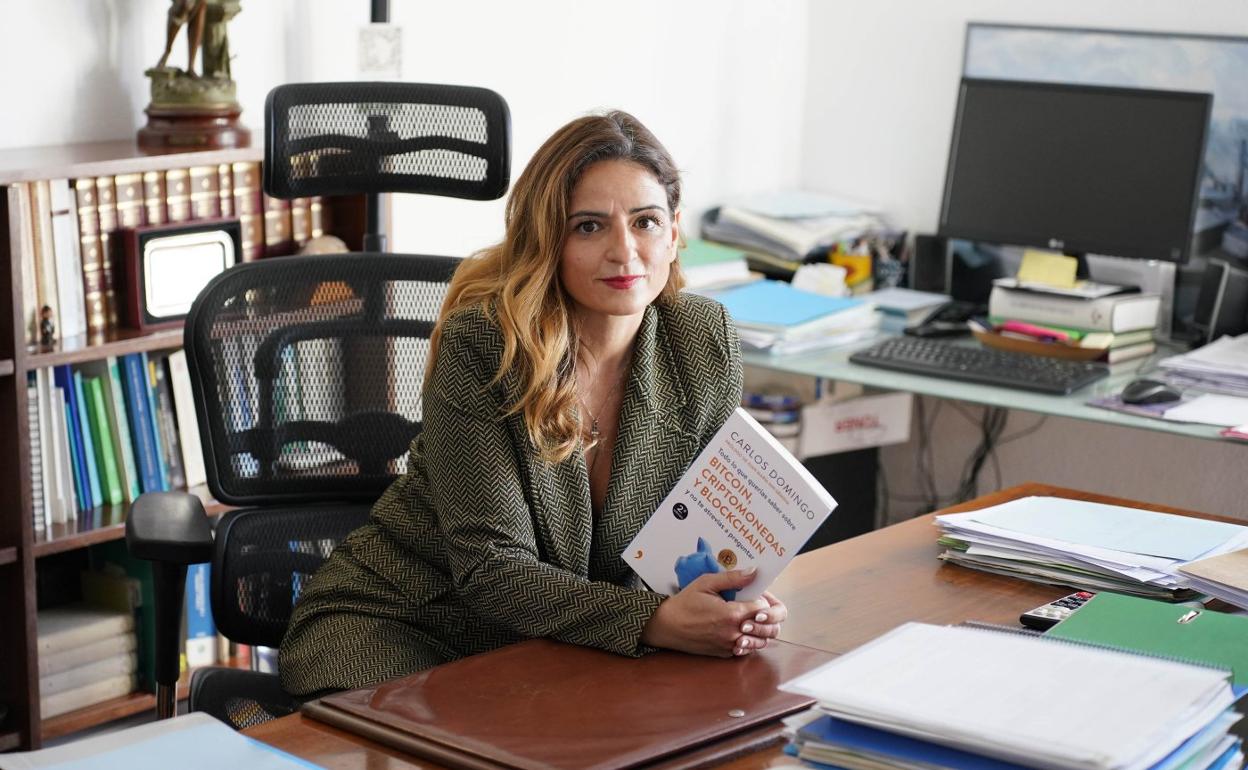 María Montero, abogada de Penal Económico especializada en denuncias por fraude en criptomonedas, en su despacho de San Sebastián. 
