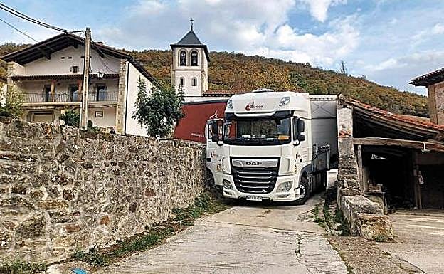El camión quedó atascado entre dos muros al tomar una curva cerrada y en pendiente