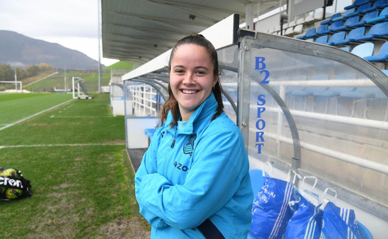 Nerea Eizagirre posa sonriente junto al banquillo del Z7 antes de comenzar un entrenamiento esta semana. 