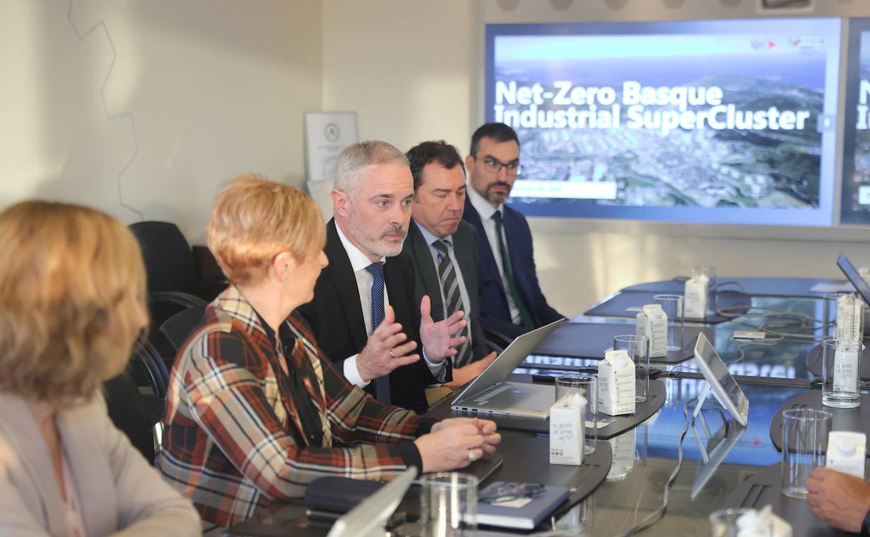 Zamudion egin zen bilerako argazkia. 