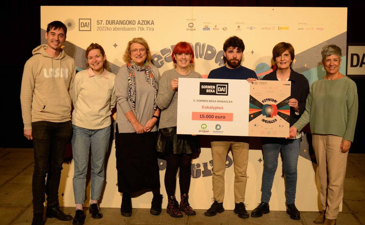 Irabazlea, Gerediaga elkarteko presidente Nerea Mujikaren ondoan, epaimahaiko kideekin eta Durangoko alkate ma Garrastatxurekin batera. 