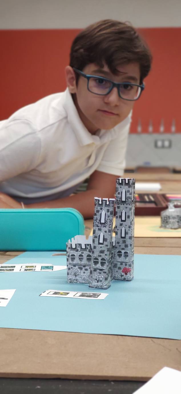 Eraingo ikasleek artearekin gozatzen dute