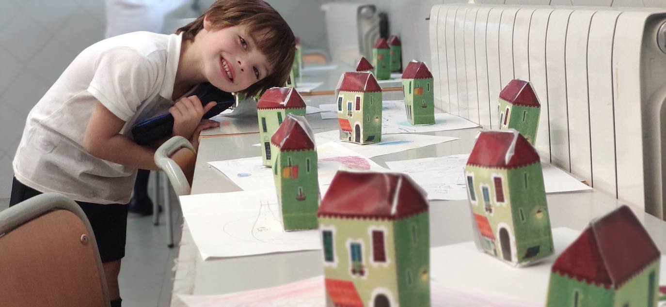 Eraingo ikasleek artearekin gozatzen dute