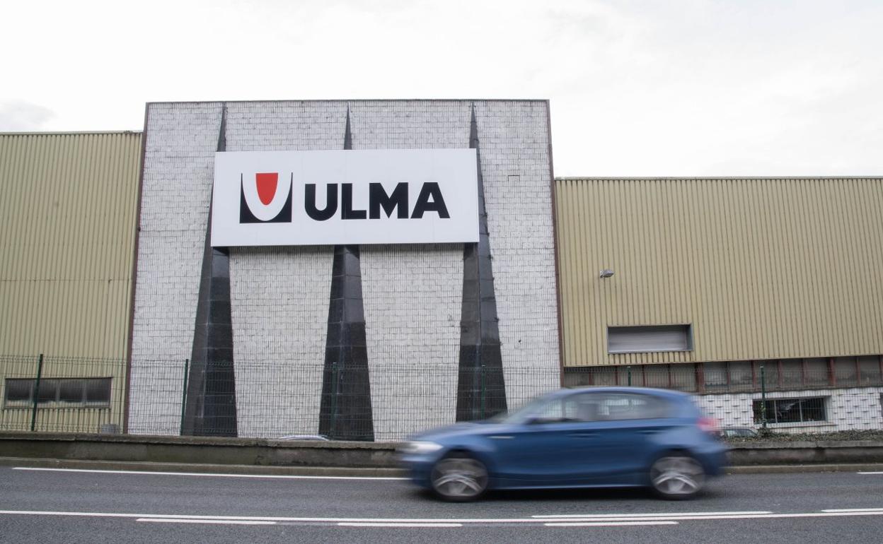 Un vehículo circula en frente de una de las sedes de Ulma en Oñati. 