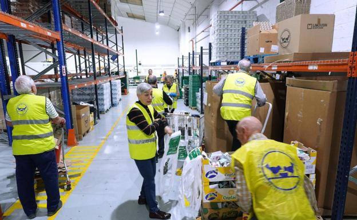 Voluntarios en el almacén de Oiartzun.