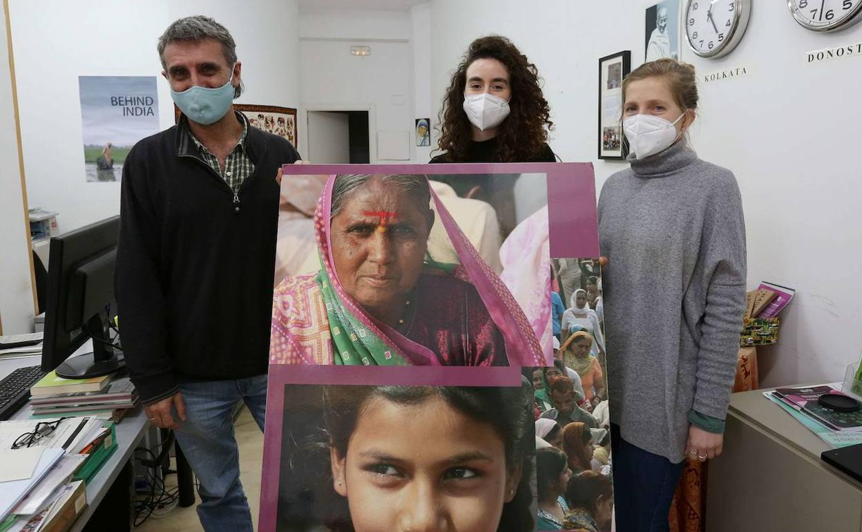 Artxiboko argazkian, laguntza jasoko duen erakundeetako bat den Calcuta Ondoan-eko kideak.