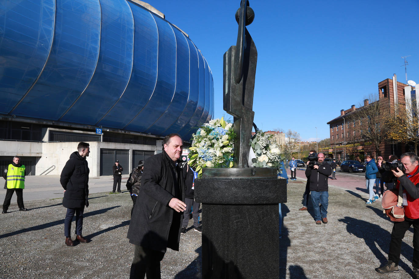 Fotos: La Real Sociedad y los aficionados homenajean a Aitor Zabaleta