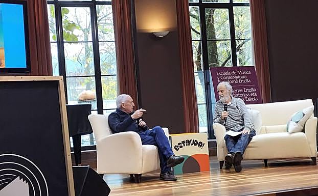 Anjel Lertxundik eta Juan Kruz Igerabidek ireki zituzten atzo liburuen inguruko solasaldiak.