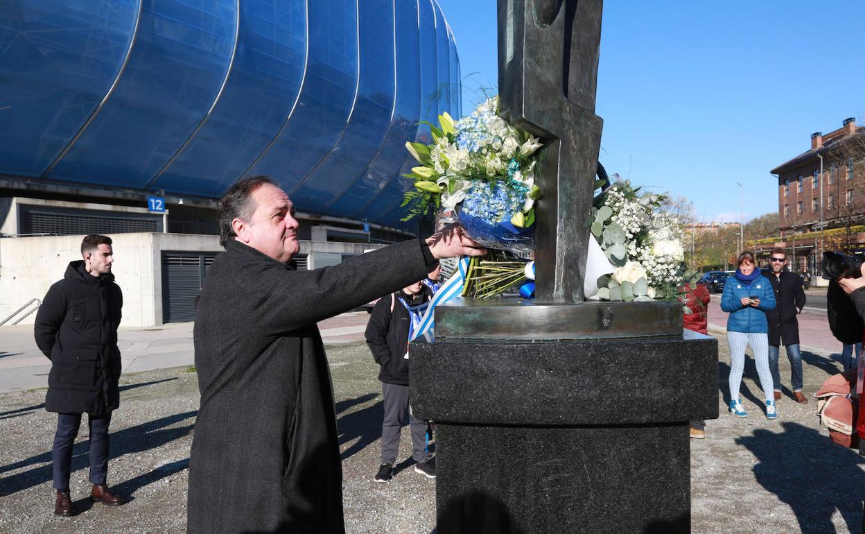 Jokin Aperribay durante la ofrenda floral. 