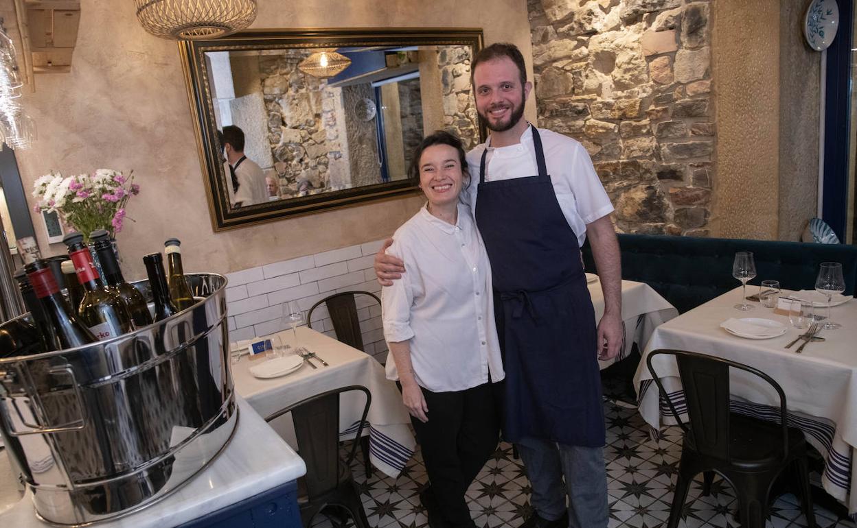 Luisa y Markel, en el acogedor comedor de GURE Basque Bistro, y algunas de sus elaboraciones.
