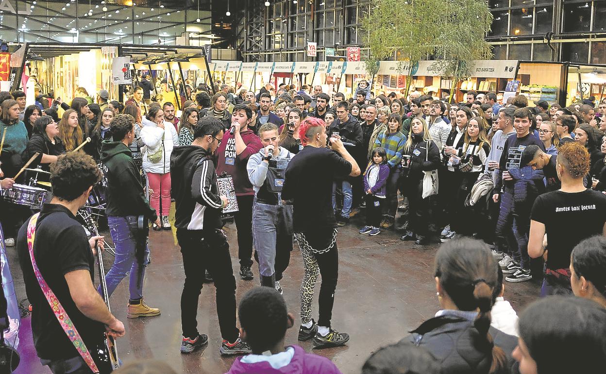 Musikari emandako plazan gazteak ari dira izaten nagusi. Are gehiago zuzeneko musika dutenean. 