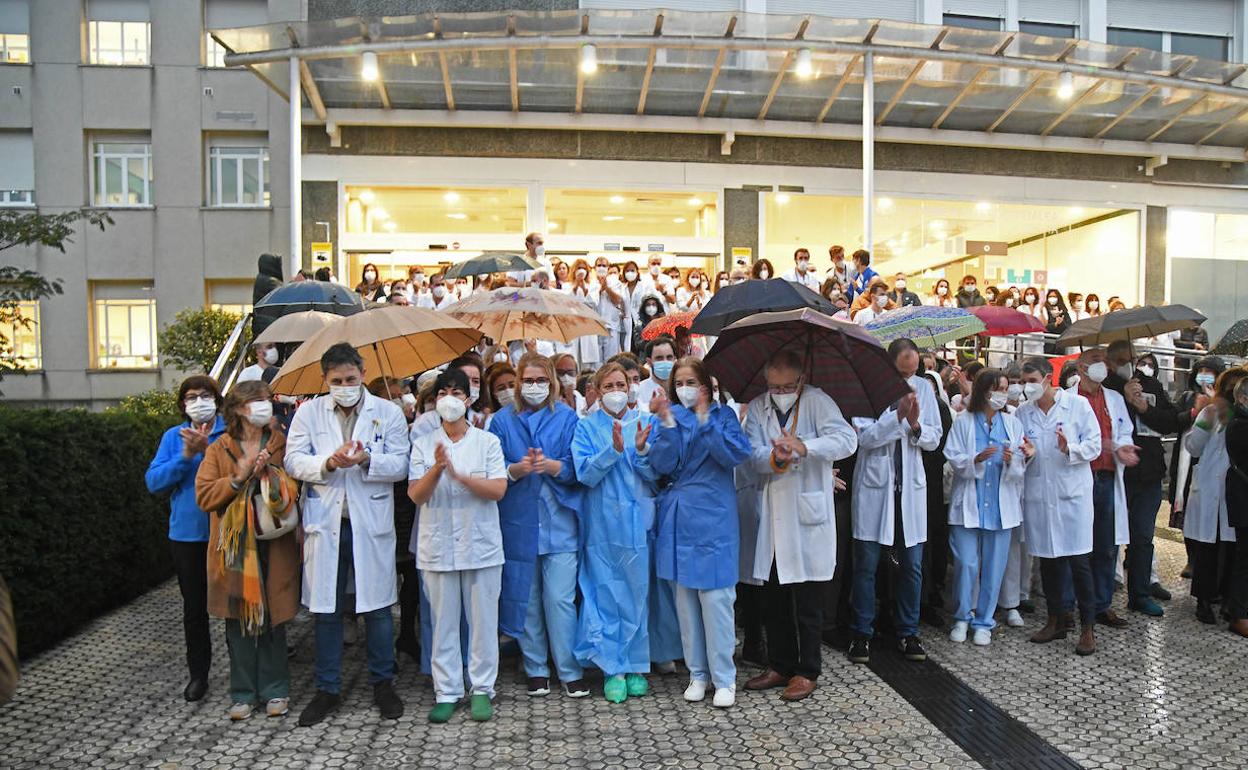 Concentración del personal sanitario en el exterior del Hospital Donostia.