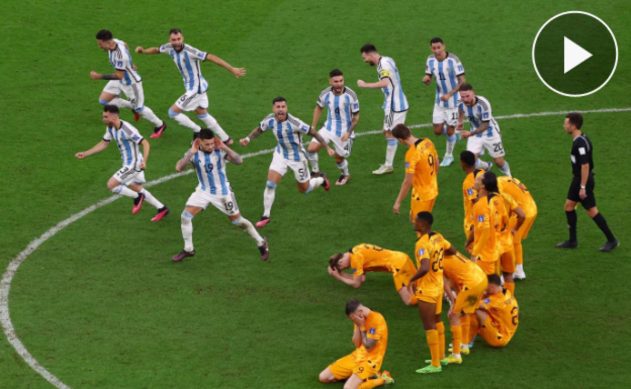 Jugadores de Argentina se burlan y celebran en la cara de los jugadores de Países Bajos el pase a semifinales del Mundial.